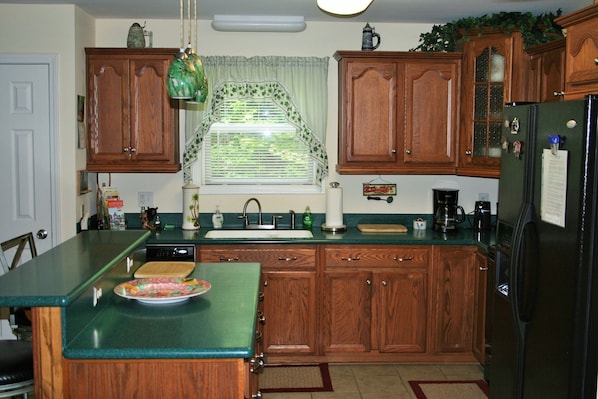 Coffee/tea maker, fridge, microwave, oven