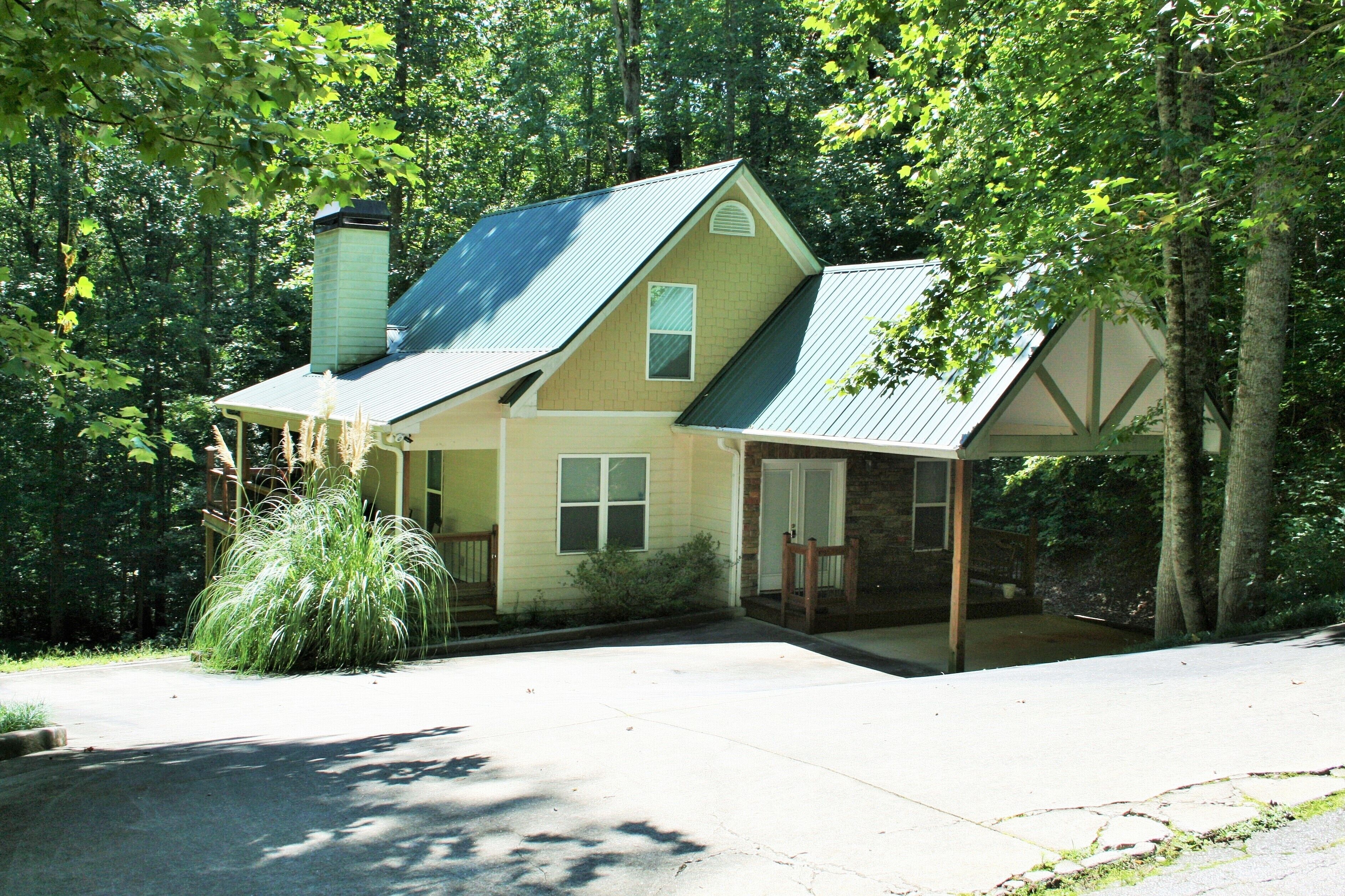 Front of Alemaigne Haus Cabin