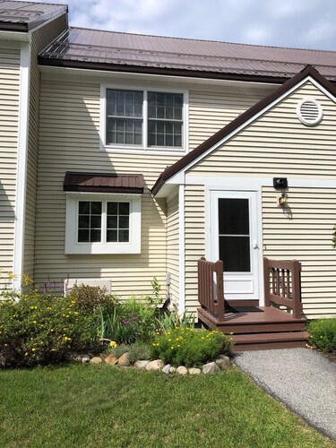 Well appointed Townhouse,great location w/lovely mountain view,pool & tennis,A/C