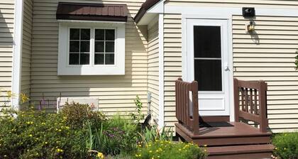 Well appointed Townhouse,great location w/lovely mountain view,pool & tennis,A/C