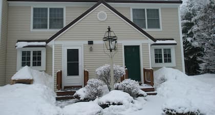 Well appointed Townhouse,great location w/lovely mountain view,pool & tennis,A/C