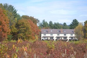 Exterior - Well appointed Townhouse,great location w/lovely mountain view,pool & tennis,A/C (North Conway)