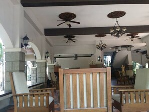 Property grounds - Enjoy your stay in Manila in this elegant fully furnished Condo with fiber WiFi (Las Pinas)