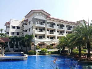 Pool - Enjoy your stay in Manila in this elegant fully furnished Condo with fiber WiFi (Las Pinas)