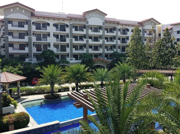 Pool - Enjoy your stay in Manila in this elegant fully furnished Condo with fiber WiFi (Las Pinas)