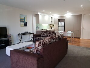 تلفزيون، مشغل دي في دي، ستيريو