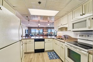 ميكروويف، غسالة أطباق، ماكينة لصنع القهوة/الشاي، محمصة خبز