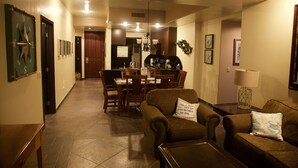 Ein geräumiges Wohnzimmer mit Essbereich, einer Couch und einem Couchtisch.