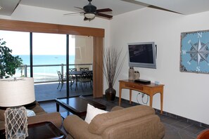 TV - Beautiful Ocean Front, 2 Bedroom + Bonus Room - NEW LOWER RATES & DISCOUNTS (Sandy Beach)