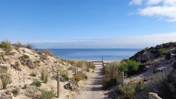 Una spiaggia nelle vicinanze