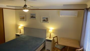 2 sovrum, skrivbord, strykjärn/strykbräda och resesäng