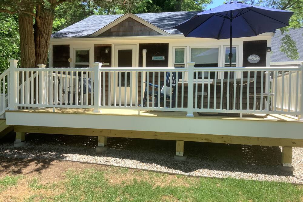 Clean and Quiet cottage 1/2 mile to Cooks Brook and Sunken Meadow Beach