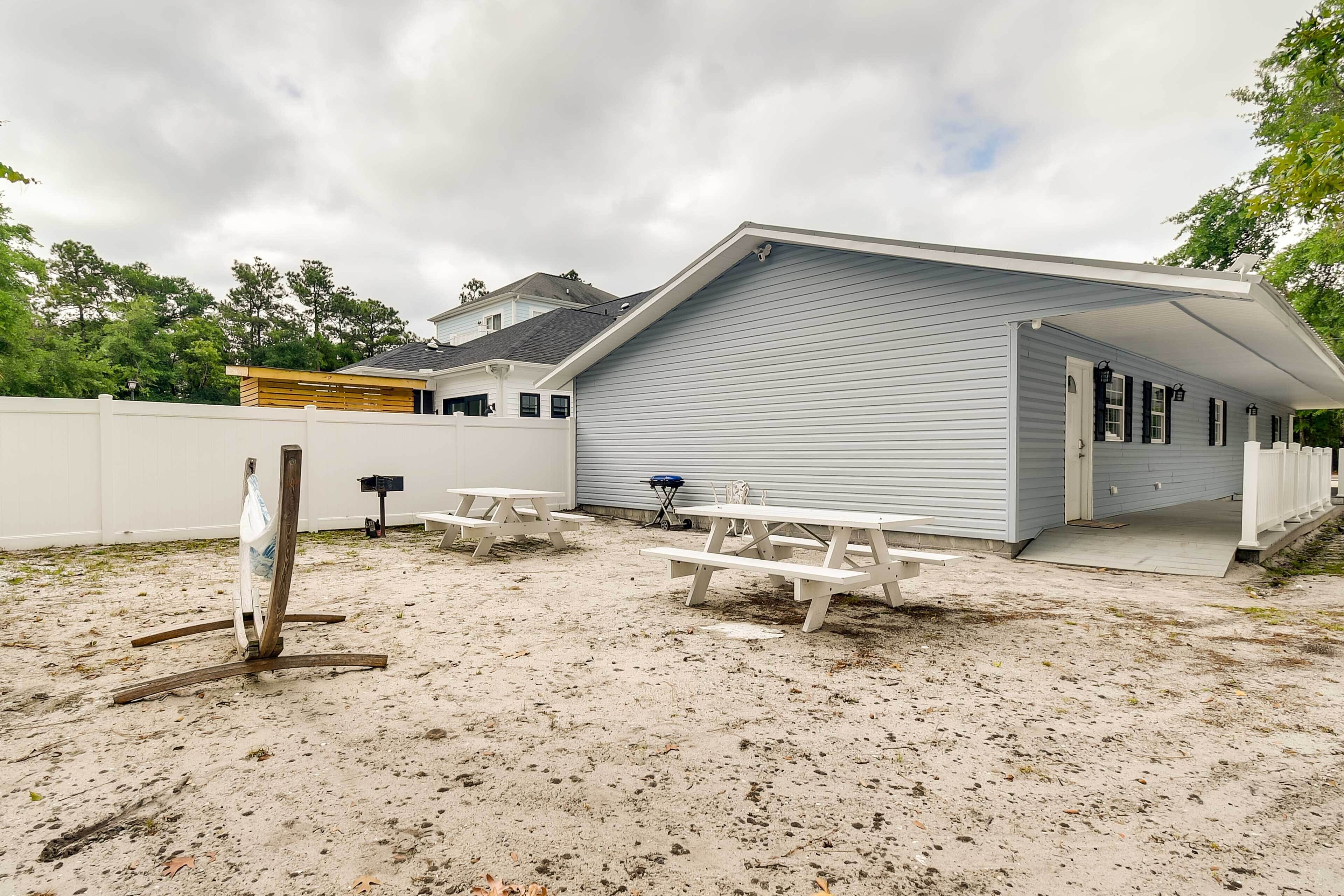 Atlantic Beach Escape ~ 2 Mi to Barefoot Landing!