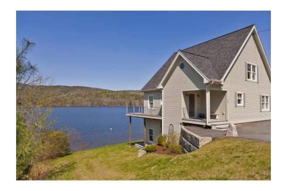 Black Bear Lodge: Lakefront Home on Mascoma Lake