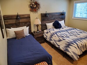 2 bedrooms, desk, WiFi, bed sheets