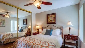 2 bedrooms, desk, iron/ironing board, travel cot - Balcony Ocean view, heart of MB, garage and bikes (San Diego)
