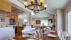 Dining - Balcony Ocean view, heart of MB, garage and bikes (San Diego)