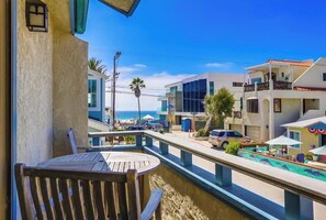 Property grounds - Balcony Ocean view, heart of MB, garage and bikes (San Diego)