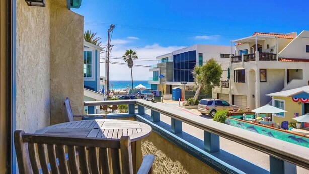 Outdoor dining - Balcony Ocean view, heart of MB, garage and bikes (San Diego)