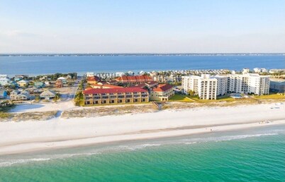 Beautiful Townhouse on the Sugar White Sands of Pensacola Beach, Fla