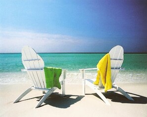 En la playa y camastros 