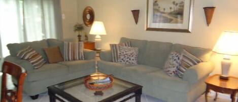 Een flatscreentelevisie en een dvd-speler