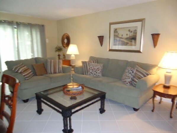 Téléviseur à écran plat, lecteur de DVD