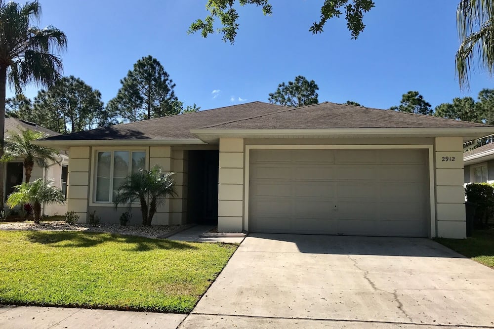 3 Bedroom Home with Private Pool Area and Wireless Internet