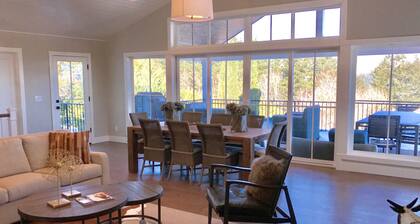 Dundee Hills. 3 Primary Suites! Exquisite Oregon Wine Country Experience