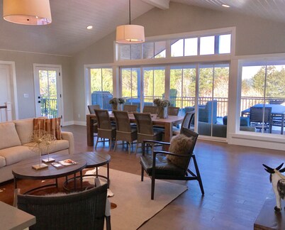 Dundee Hills. 3 Primary Suites! Exquisite Oregon Wine Country Experience