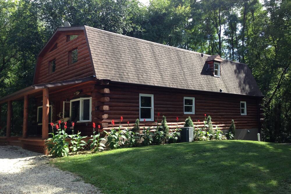 Total Privacy !!! Log Home Surrounded By 5 Acres Of Woods near Geneva Lake.