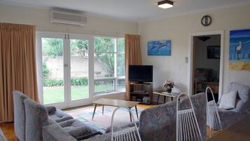 Una televisión, un reproductor de DVD