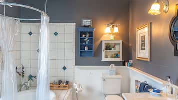 Bañera, secador de pelo, toallas y jabón