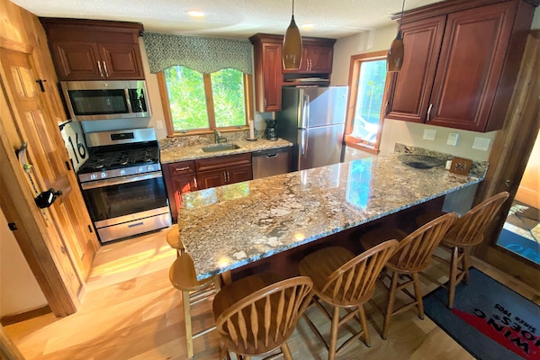 Remodeled Kitchen: granite, stainless, gas range. Seats 6