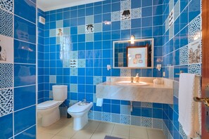 Bañera con ducha, secador de pelo, bidet, toallas