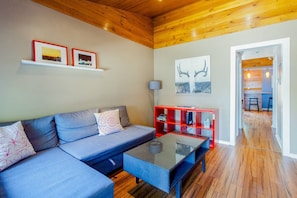 Smart TV, books - Eastside Oasis - Near Train & Downtown - Fenced Yard (Austin)