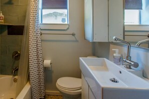 Shower, hair dryer, towels, soap - Eastside Oasis - Near Train & Downtown - Fenced Yard (Austin)