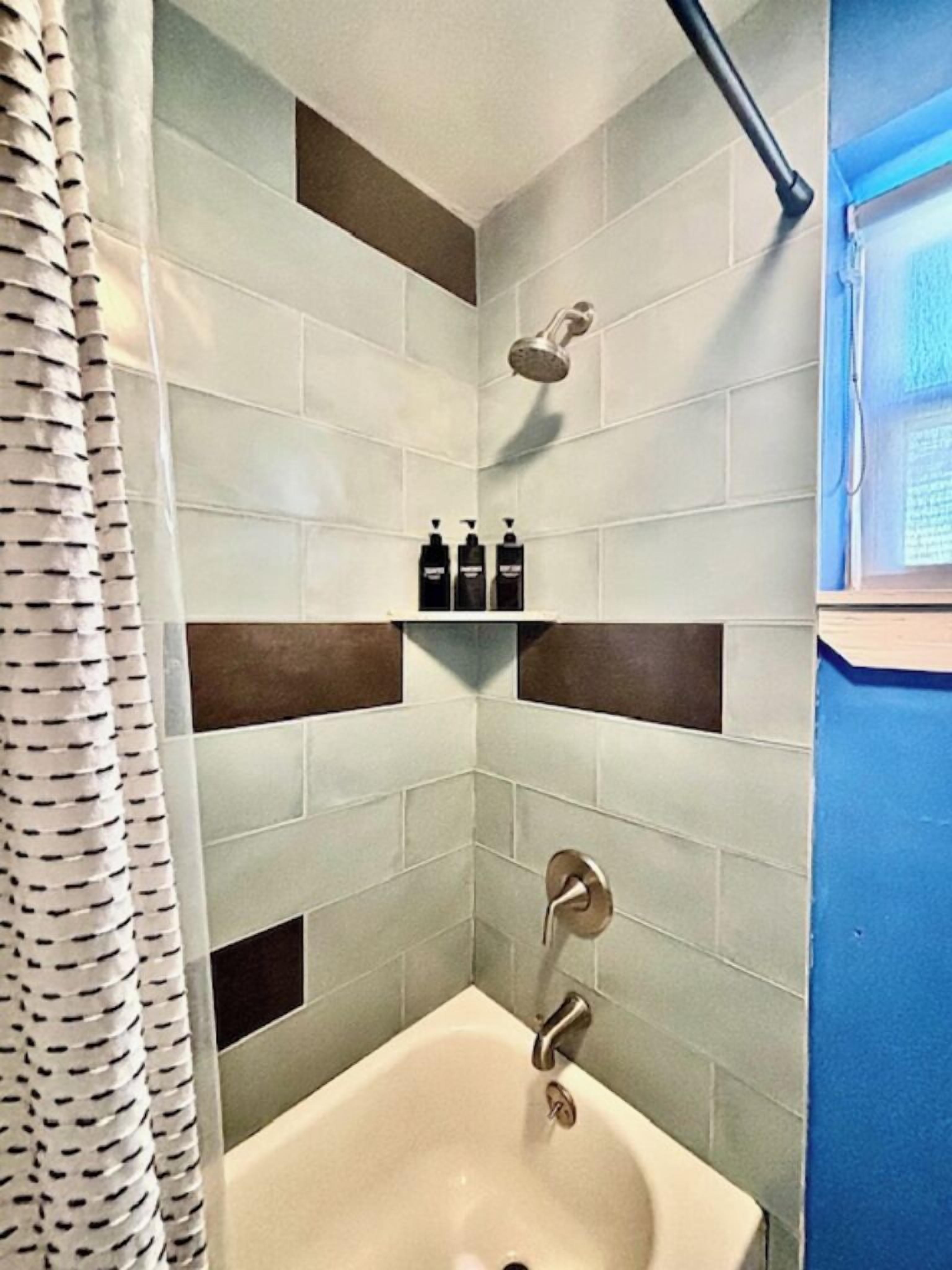 シャワー、ヘアドライヤー、タオル、石鹸