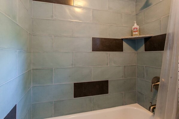 Shower, hair dryer, towels, soap - Eastside Oasis - Near Train & Downtown - Fenced Yard (Austin)