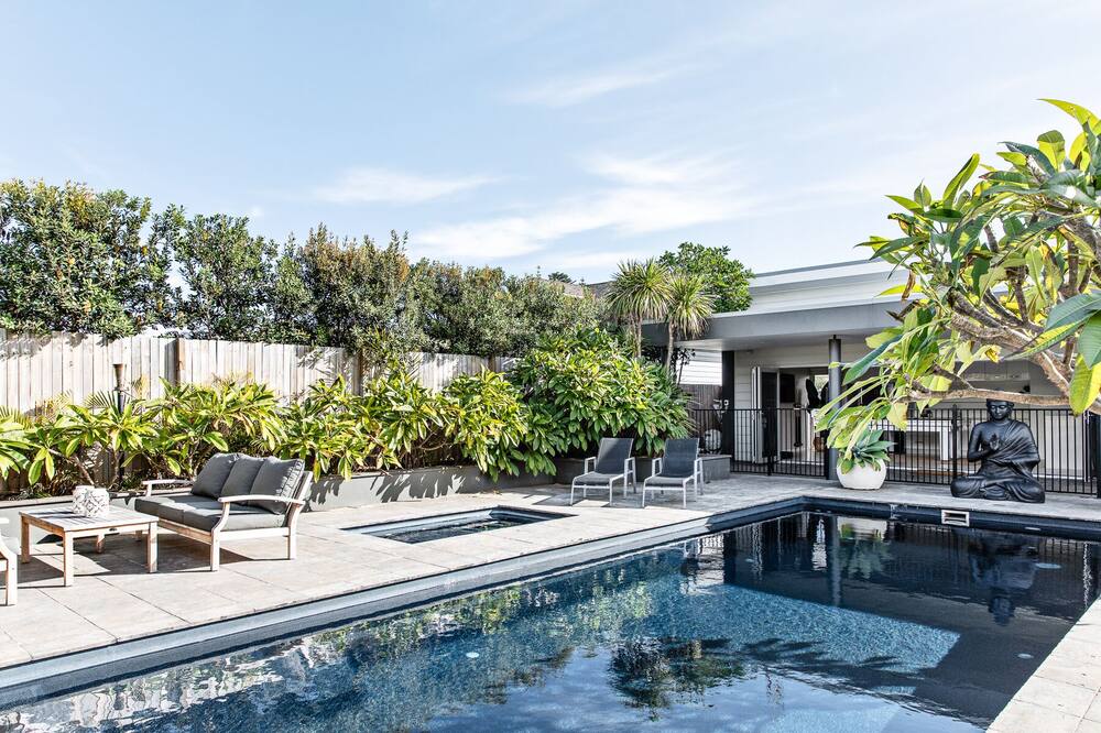 Special (May to Aug)* Luxury beach house, heated pool, spa, ocean views, cubby