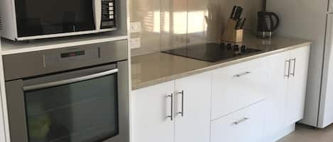 Geladeira, micro-ondas, fogão, cooktop