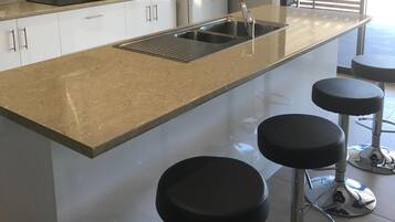 Køleskab, mikrobølgeovn, ovn, kogeplade