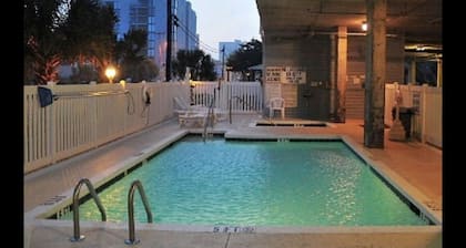 Tropical paradise.Luxury Villa, beautiful decor, steps to beach. Pool/ hot tub.