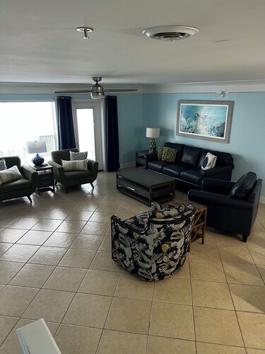 Tropical paradise.Luxury Villa, beautiful decor, steps to beach. Pool/ hot tub. 