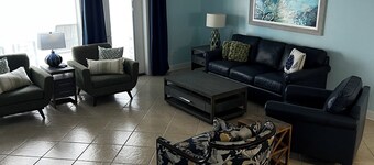 Tropical paradise.Luxury Villa, beautiful decor, steps to beach. Pool/ hot tub. 