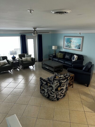 Tropical paradise.Luxury Villa, beautiful decor, steps to beach. Pool/ hot tub. 