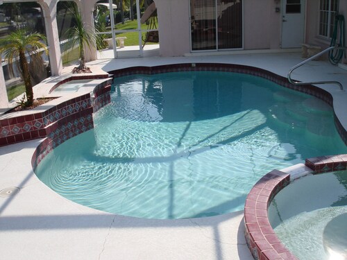 A Piece of Heaven, Waterfront Home, Heated Screened Pool & in Port Charlotte