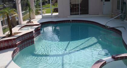 A Piece of Heaven, Waterfront Home, Heated Screened Pool & in Port Charlotte