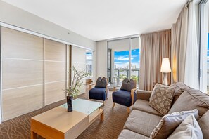 Smart TV - Oceanfront Condo in a Hotel Resort with Vacation Amenities near Aventura Mall (Miami)