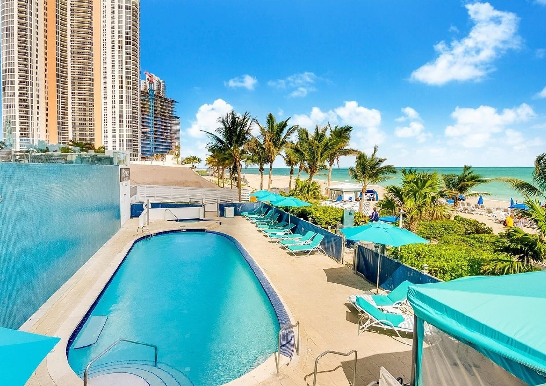 Una piscina al aire libre, una piscina climatizada